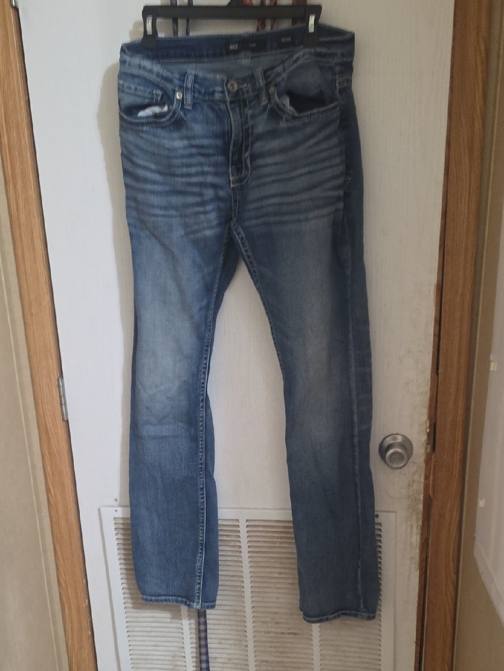 BKE Men’s Boot Cut Jeans in Faded Blue